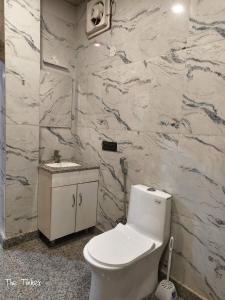 Koupelna v ubytování 3 BH Apartment with Huge living area and with private balcony and open area By The Tikker