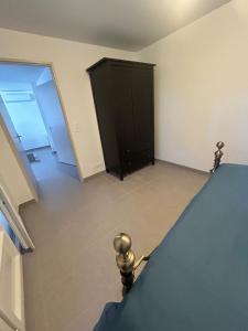Un dormitorio vacío con un armario negro y una puerta. en Appartement T2 Calme & Parking privé, en Peypin-dʼAigues