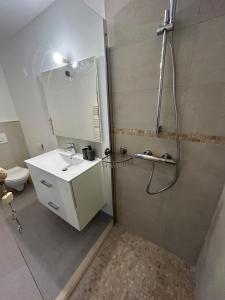 Un baño con ducha, lavabo e inodoro. en Appartement T2 Calme & Parking privé, en Peypin-dʼAigues