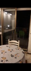 una mesa de comedor con un mantel estampado de flores en شقه مفروشه بالكامل في عمان شارع مكه ضاحيه الأمير راشد, en Amán 6 fotos más