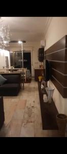 una sala de estar con un sofá y una mesa en شقه مفروشه بالكامل في عمان شارع مكه ضاحيه الأمير راشد, en Amán