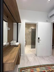 Ένα μπάνιο στο Hotel Celiku