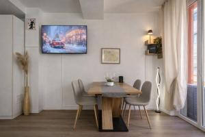 Et tv og/eller underholdning på TIMELESS HOME Deluxe Smart Cinema Suite with Netflix & Disney