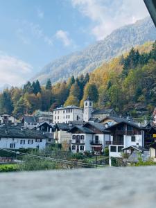 Nespecifikovaný výhled na hory nebo výhled na hory při pohledu z prázdninového domu