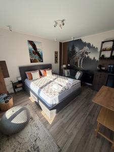 En eller flere senge i et værelse på Luxury Studio2 in Hotel Friends Spa