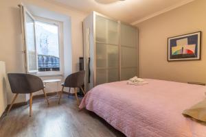 En eller flere senge i et værelse på LA PERLA piccolo appartamento in piazza