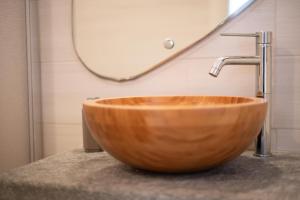 Et badeværelse på LA PERLA piccolo appartamento in piazza + 14 billeder