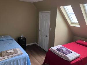 Postel nebo postele na pokoji v ubytování Revelation Home