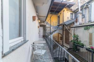 En balkon eller terrasse på LA PERLA piccolo appartamento in piazza