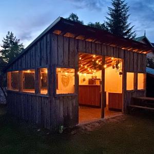 Resident Rebels في زيليزنا رودا: مبنى صغير عليه انوار بالليل