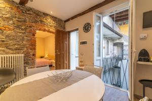 Et tv og/eller underholdning på LA PERLA piccolo appartamento in piazza