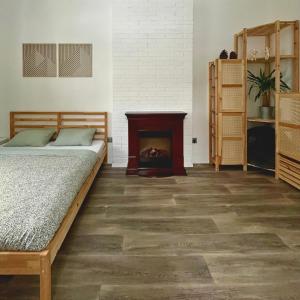 Resident Rebels في زيليزنا رودا: غرفة نوم بسرير ومدفأة +9 صور