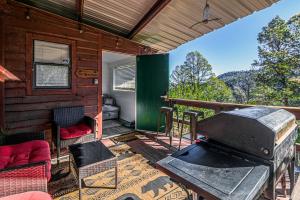 una veranda riparata con griglia su una terrazza di Mountain Top Cabin with a View - Bear Cabin a Ruidoso