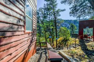 un edificio con una finestra sul lato di Mountain Top Cabin with a View - Bear Cabin a Ruidoso