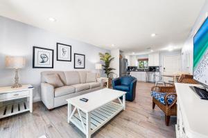 een woonkamer met een bank en een tafel bij Blue Ocean Suites by Beachside Management in Siesta Key