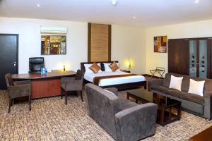 una habitación de hotel con una cama y un escritorio en Hotel 33 Kampala, en Kampala