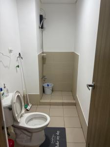 G-VibeZzz Staycation في Trece Martires: حمام مع مرحاض ومغسلة