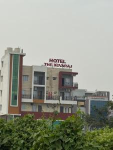 ein Hotel, das Derai-Schild auf einem Gebäude in der Unterkunft Hotel The Devaraj in Bhubaneshwar + 18 Fotos