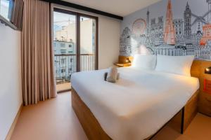 Postel nebo postele na pokoji v ubytování easyHotel Valencia Ciutat Vella