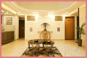 Una sala de estar con dos mesas en una habitación. en Sea Shell Residency, en Puri