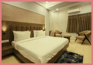 Un dormitorio con una gran cama blanca en una habitación. en Sea Shell Residency, en Puri