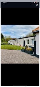 ein Bild eines Hauses mit Auffahrt in der Unterkunft Le côte d opale bohème plage in Calais