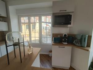 Kuchyň nebo kuchyňský kout v ubytování 04- La Potinière- Proche Plage - RDC avec Terrasse- Parking gratuit