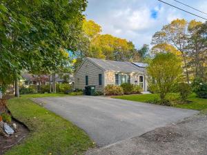 een huis met een oprit voor een huis bij Cape Cod Family Getaway Hot Tub Firepit in West Hyannisport