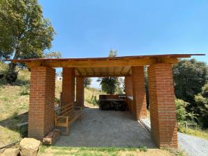 Un pabellón de ladrillo con techo de madera en la parte superior. en La Cabaña, en Tlazala de Fabela
