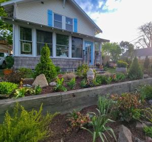 een huis met een tuin ervoor bij Cape Cod Bungalow Walk to Beach Firepit in Hyannis