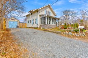 een huis op een grindweg voor een huis bij Cape Cod Bungalow Walk to Beach Firepit in Hyannis