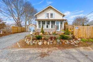 een huis met een tuin voor een oprit bij Cape Cod Bungalow Walk to Beach Firepit in Hyannis