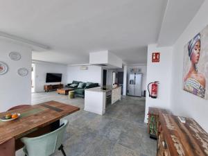 ein Wohnzimmer mit einem Tisch und einem Sofa in der Unterkunft Villa Encantada Costa Adeje in Adeje