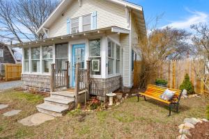 een huis met een bankje ervoor bij Cape Cod Bungalow Walk to Beach Firepit in Hyannis +44 foto's