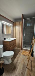 Koupelna v ubytování Ti Lagon, studio RDC, piscine, Res Les Boucaniers