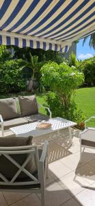 Zahrada ubytování Ti Lagon, studio RDC, piscine, Res Les Boucaniers