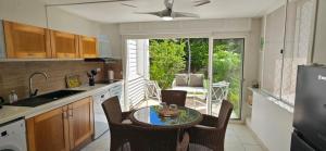 Kuchyň nebo kuchyňský kout v ubytování Ti Lagon, studio RDC, piscine, Res Les Boucaniers