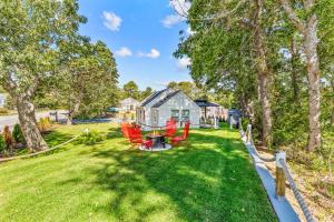 En have udenfor Dennis Port House BeachHot Tub & Fire Pit Fun