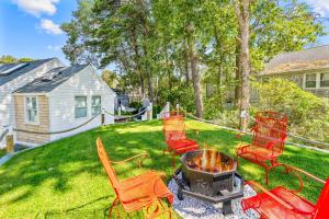 En have udenfor Dennis Port House BeachHot Tub & Fire Pit Fun