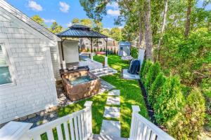 En have udenfor Dennis Port House BeachHot Tub & Fire Pit Fun