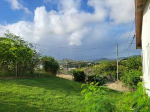 Blick auf den Hof vom Haus in der Unterkunft A Serene Get Away in Vieux Fort + 4 Fotos