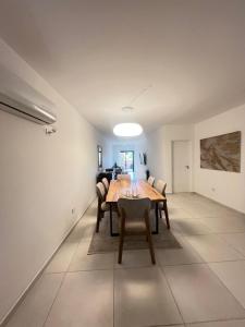 a dining room with a table and chairs at HABITACIÓN en VILLA ALLENDE, north green in Villa Allende