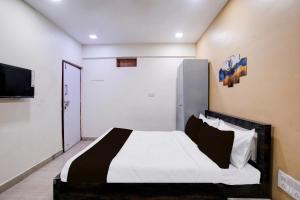 une chambre avec un lit et une télévision dans l'établissement Hotel O Moonlight Residency, à Mumbai 21 autres photos