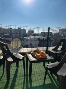 ein Tablett mit Obst auf einem Tisch auf einem Balkon in der Unterkunft 2BDR Апартамент Център in Stara Sagora