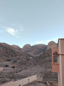 Nespecifikovaný výhled na hory nebo výhled na hory při pohledu z venkovského domu