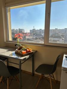 einen Tisch mit einer Obstschale vor einem Fenster in der Unterkunft 2BDR Апартамент Център in Stara Sagora + 23 Fotos