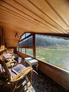 دنيا ريزيدنس في أوزونغول: غرفة بها كراسي ونافذة كبيرة مطلة