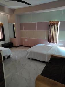 萨三吉尔the levels home的一间房间里有两张床的卧室