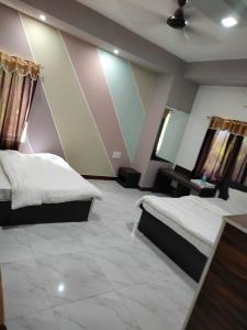 萨三吉尔the levels home的有两张床和一张桌子的大房间