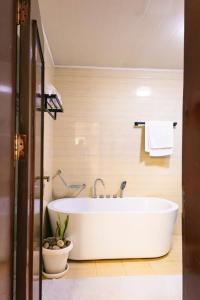 bagno con vasca bianca in una stanza di Mirembe Villas Kigo a Kigo Altre 22 foto